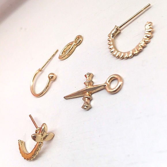 🆑10/$25🆑𝗖𝗟𝗘𝗔𝗥𝗔𝗡𝗖𝗘 3 Gold Leaf Cross Earrings Set NEW - Picture 7 of 10